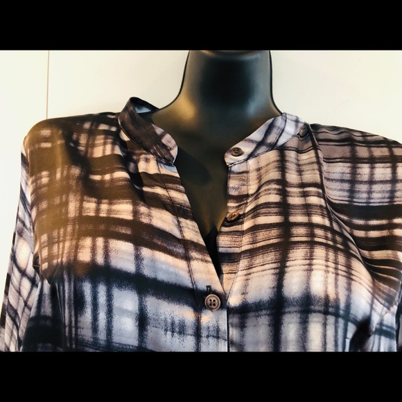 Ro & De Split Back Blouse - Picture 2 of 6